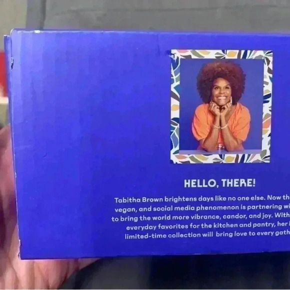 Black and white ceramic salt and pepper shakers set. - Picture 3 of 6